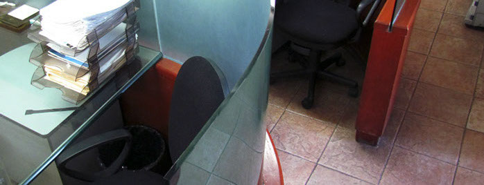 Vidrio cuya curva es dada debido al sometimiento de calor y cuyo reblandecimiento hace caer el vidrio por gravedad tomando la forma del molde.