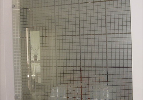 Consiste en aplicar a la pieza de cristal por una de sus caras, una proporción de esmeril provocando su desbaste y logrando la opacidad...